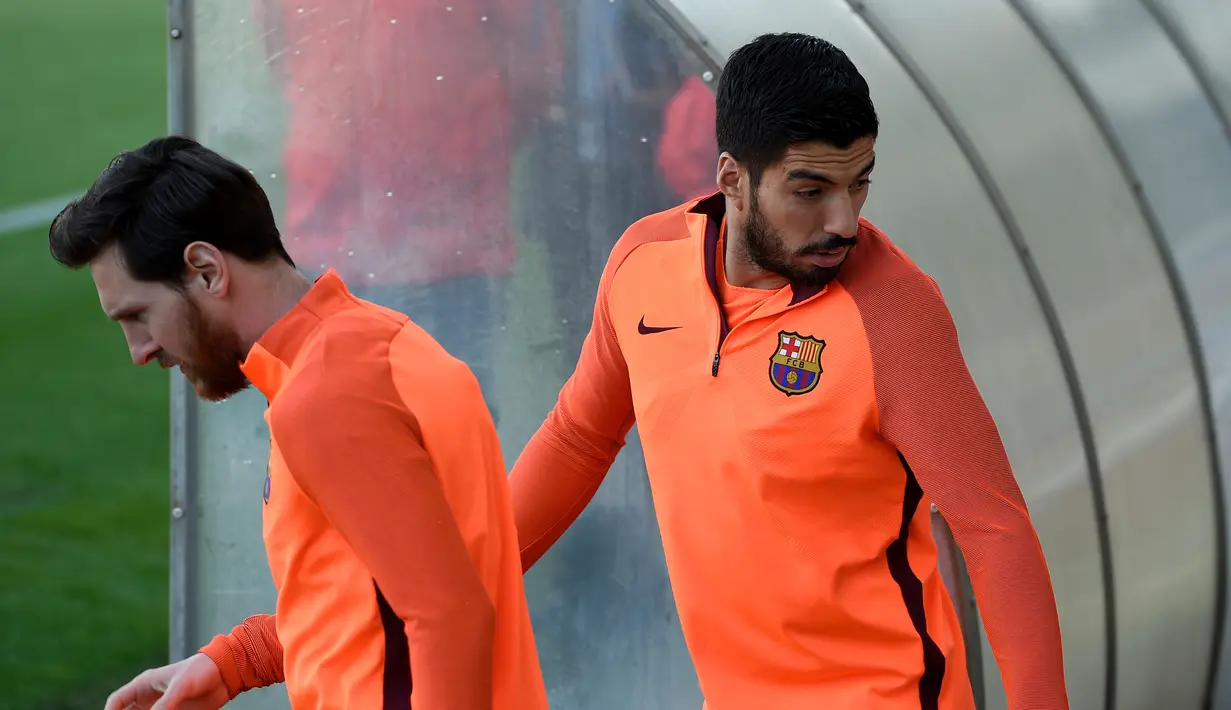 Pemain Barcelona, Lionel Messi (kiri) dan Luis Suarez (kanan) saat berlatih di Pusat Olahraga Joan Gamper, Sant Joan Despi, Barcelona, Spanyol, Selasa (3/4). Barcelona akan menjamu AS Roma pada leg pertama perempat final Liga Champions. (LLUIS GENE/AFP)