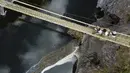Pemandangan dari udara menunjukkan orang-orang dari berbagai komunitas berpartisipasi dalam renovasi tahunan jembatan tali Q'eswachaka, saat jembatan lama hanyut di sungai Apurimac, dekat Huinchiri, Distrik Quehue, Departemen Cusco, di Peru selatan, pada 9 Juni 2023. (Christian SIERRA / AFP)