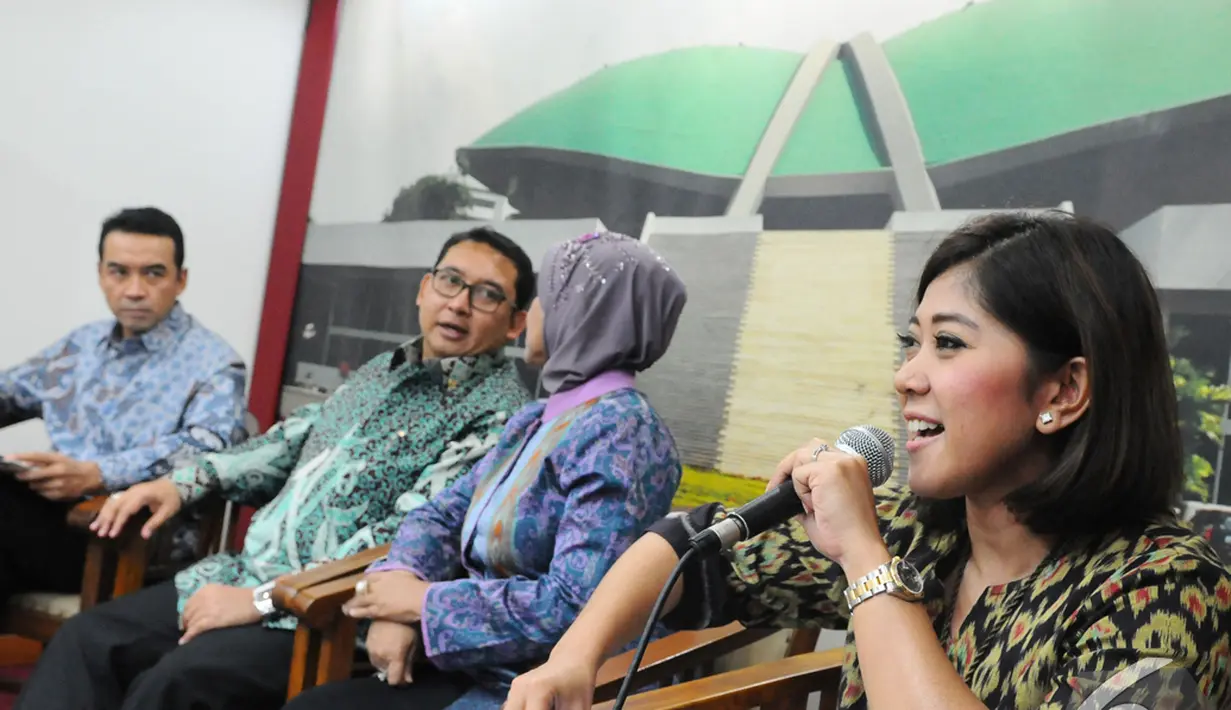 Meutya Hafid (kanan) saat jumpa pers di Senayan, Jakarta, Selasa (9/12/2014). Terkait Petisi Online yang akan digulirkan DPR (Liputan6.com/Andrian M Tunay)