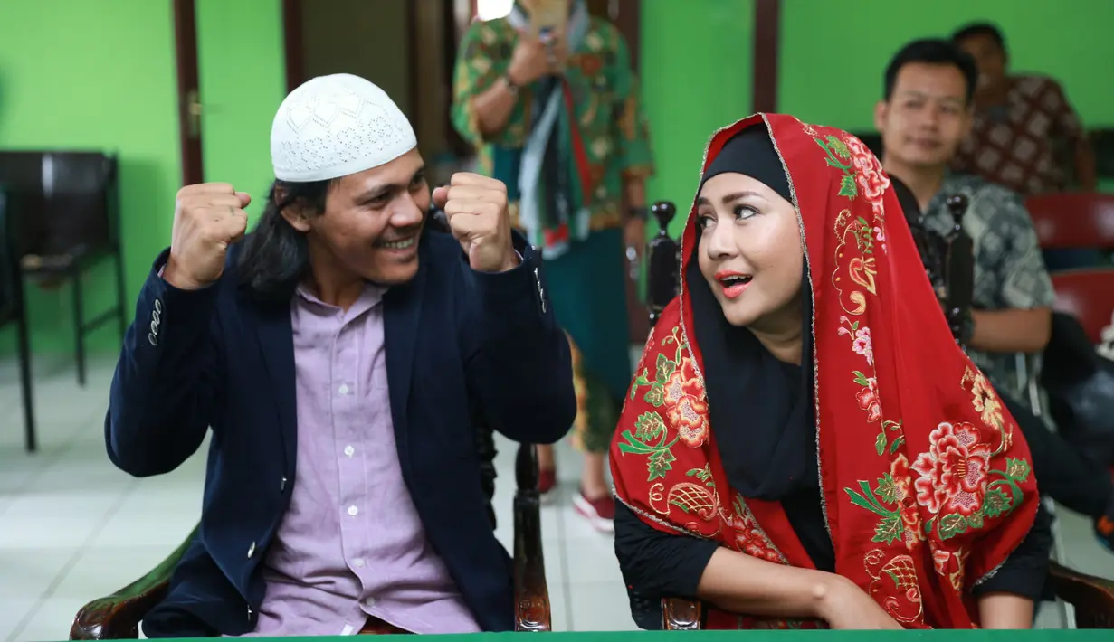 Artis senior Ria Irawan resmi melepas masa lajangnya hari ini, Jumat (23/12/2016). Ria resmi dipersunting lelaki Mayky Wongkar. Akad nikah berlangsung di KUA Lebak Bulus, Jakarta Selatan. (Adrian Putra/Bintang.com)