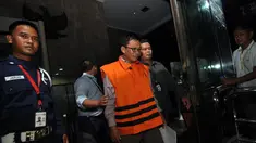Rauf, ajudan Ketua DPRD Bangkalan, Fuad Amin Imron, keluar gedung KPK, Jakarta, Selasa (2/12/2014). (Liputan6.com/Miftahul Hayat)
