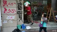 Starbucks menjadi sasaran amarah pengunjuk rasa di Hong Kong dalam demonstrasi pada Minggu 29 September. (AFP)