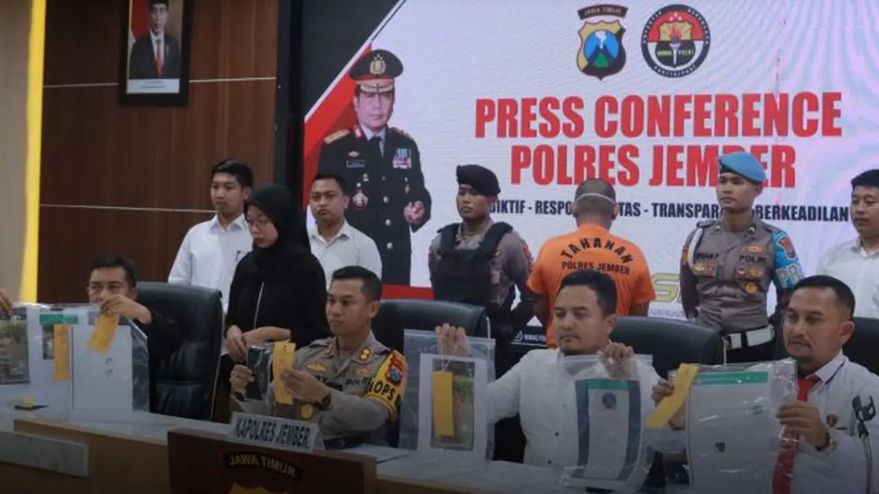 Kapolres Jember AKBP Hery Purnomo menunjukan barang bukti terkaitit penyebaran berita bohong penculikan anak (Istimewa)