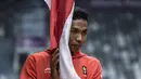 Pelari Indonesia, Lalu Zohri, usai mencium bendera saat acara pengukuhan kontingen Indonesia di Istora Senayan, Jakarta, Minggu (5/8/2018). Pada Asian Games XVIII, Indonesia menurunkan 938 atlet. (Bola.com/Vitalis Yogi Trisna)