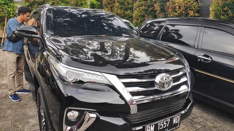 Mobil pejabat di Riau yang disita Polda Jawa Timur di Pekanbaru karena diduga hasil investasi MeMiles.