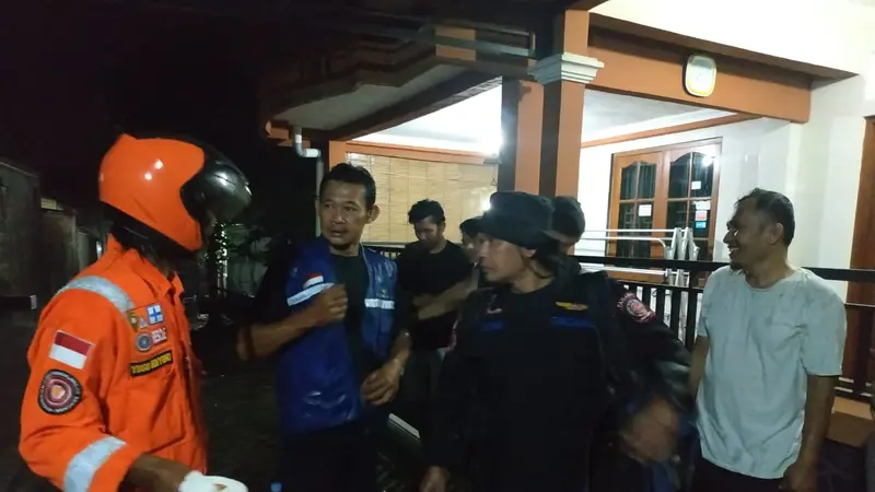 Tim Tagana Banyumas mengevakuasi sarang tawon di dekat rumah warga. (Foto: Liputan6.com/Tagana Banyumas/Muhamad Ridlo)