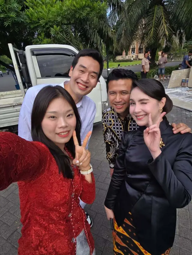 6 Potret Arumi Bachsin di Pernikahan Megawati Hangestri, Berkebaya Satin Memukau