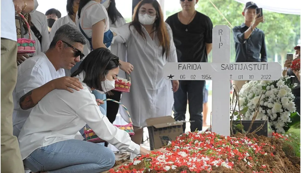 Bersama sejumlah foto ini, Gading Marten menulis pesan perpisahan untuk Farida Sabtijastuti. “Rasanya baru kemaren mama menepuk2 pantat kita agar anak2mu tertidur. Rasanya baru kemaren mama mencium kening di hari pernikahan anak2mu. Rasanya baru kemaren mama bercanda gurau menggendong cucu2mu,” Gading Marten berbagi kesan di awal pesan. (Foto: Dok. Instagram @gadiiing)