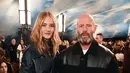 Hadir bersama Jason Statham, Rosie Huntington-Whiteley membalut tubuhnya dengan trench coat kulit. [Burberry]