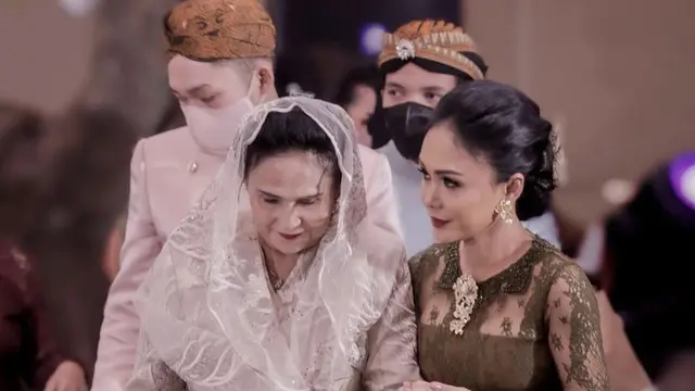 Pesona Yuni Shara Berkebaya Tampak Awet Muda di Acara Tujuh Bulanan Aurel Hermansyah