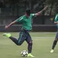 Striker Timnas Indonesia, Nur Hardianto, berusaha melepaskan tendangan saat latihan di Lapangan ABC Senayan, Jakarta, Senin (15/1/2018). Pemusatan latihan ini dilakukan jelang Asian Games 2018. (Bola.com/Vitalis Yogi Trisna)