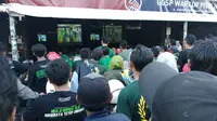Suasana Nonbar Warkop Pitulikur Surabaya 02 saat duel Persebaya vs Arema, Minggu (6/5/2018). (Bola.com/Zaidan Nazarul)