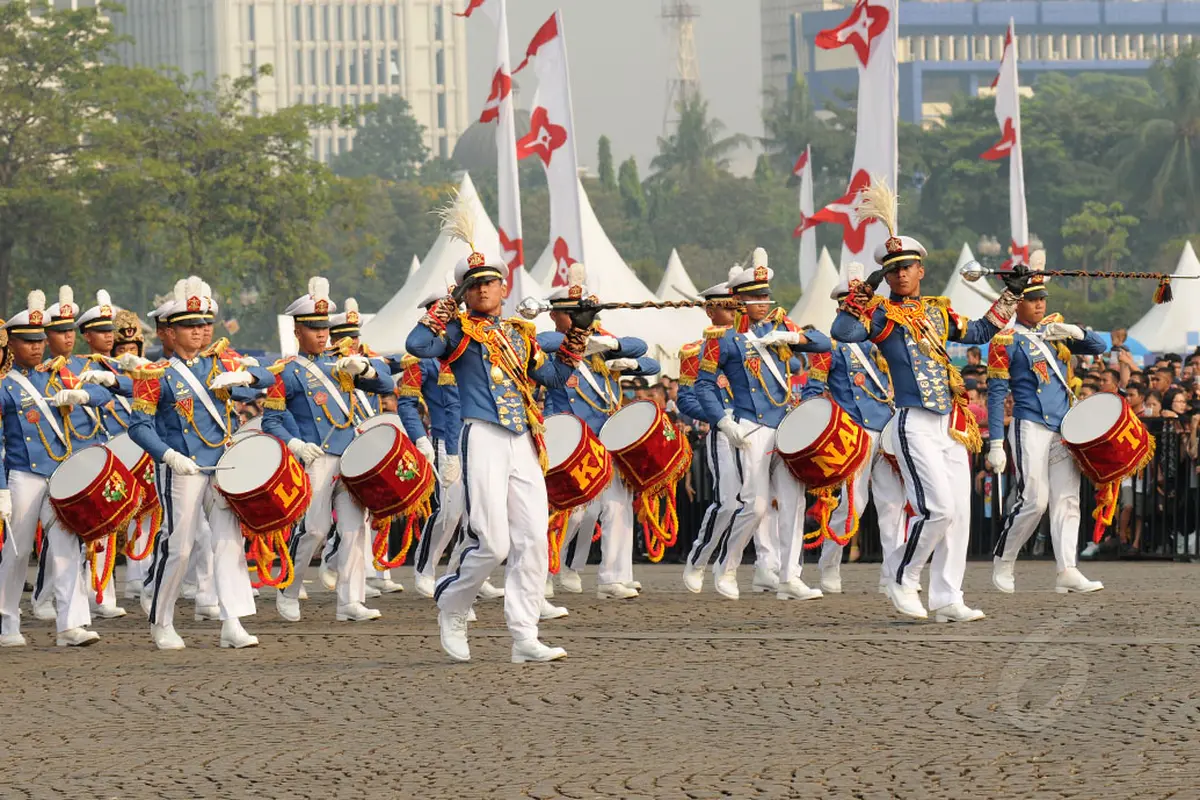 Marching Band Taruna Akmil Pukau Warga Jakarta
