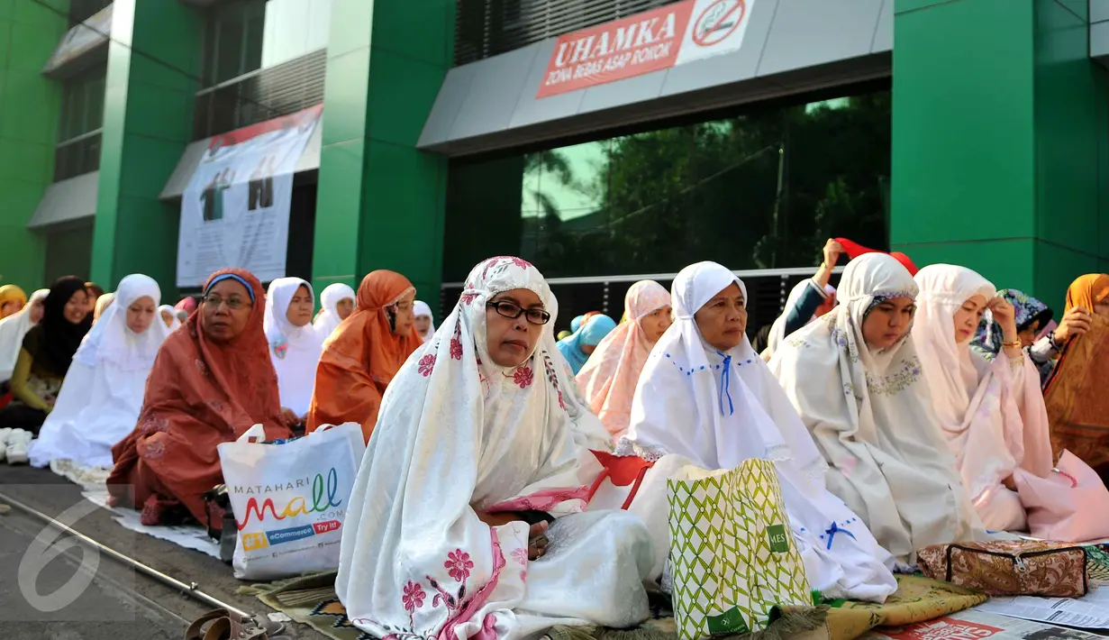 Ribuan warga Muhamadiyah melaksanakan Salat Idul Adha 1436 H di halaman Kampus UHAMKA, Jakarta, Rabu (23/9/2015). Muhammadiyah meminta pemerintah menetapkan libur dua hari karena adanya perbedaan waktu pelaksanaan. (Liputan6.com/Gempur M Surya)