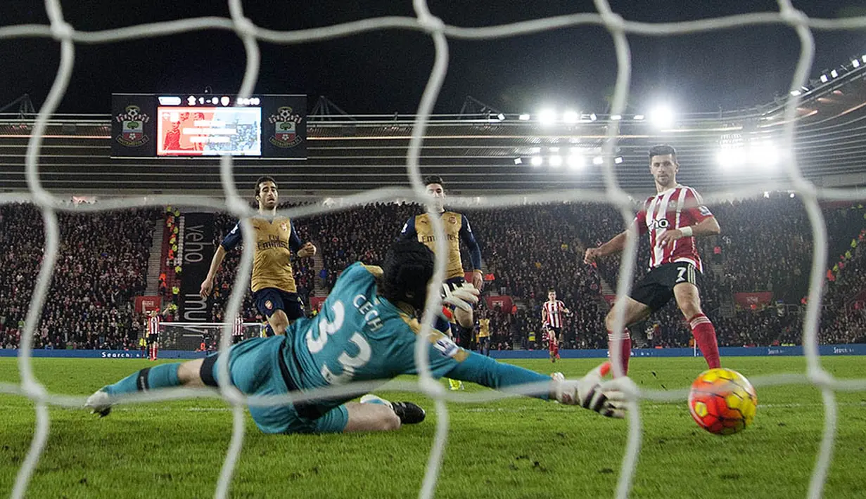 Proses terjadinya gol kedua Southampton ke gawang Arsenal pada laga Liga Inggris. Gol kedua itu dicetak oleh Shane Long. (Reuters/Alan Walter)