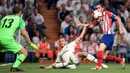 Striker Real Madrid, Gareth Bale, berusaha membobol gawang Atletico Madrid pada laga La liga di Stadion Santiago Bernabeu, Madrid, Sabtu (29/9/2018). Kedua klub bermain imbang 0-0. (AFP/Oscar Del Pozo)