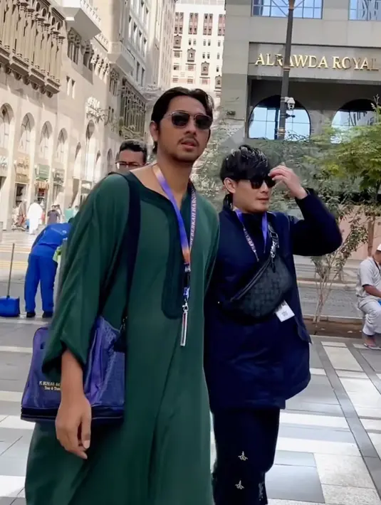 Salah satu pemain Gadis Kretek ini juga mengenakan gamis jubah warna hijau. Kacamata hitam pun tak pernah lupa dikenakan. [@arya.saloka]