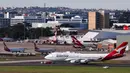<p>Pesawat penumpang jumbo Boeing 747 terakhir milik maskapai nasional Australia Qantas bersiap untuk lepas landas di Sydney, Australia, Rabu (22/7/2020). Dengan mengudaranya penerbangan QF7474, Boeing 747 resmi dipensiunkan dari Qantas. (Xinhua/Bai Xuefei)</p>