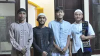 Empat pemain Arema FC, Ridwan Tawainella, Agil Munawar, Ahmad Nur Hardianto, dan David Setiawan, ketika hendak melakukan Salat Tarawih bersama. (Bola.com/Iwan Setiawan)