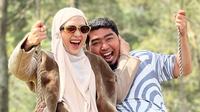 Ustaz Solmed dan April Jasmine dicibir warganet, karena pamerkan kediamannya yang harganya menyentuh puluhan miliar. Sumber: IG @ustad_solmed @apriljasmine85