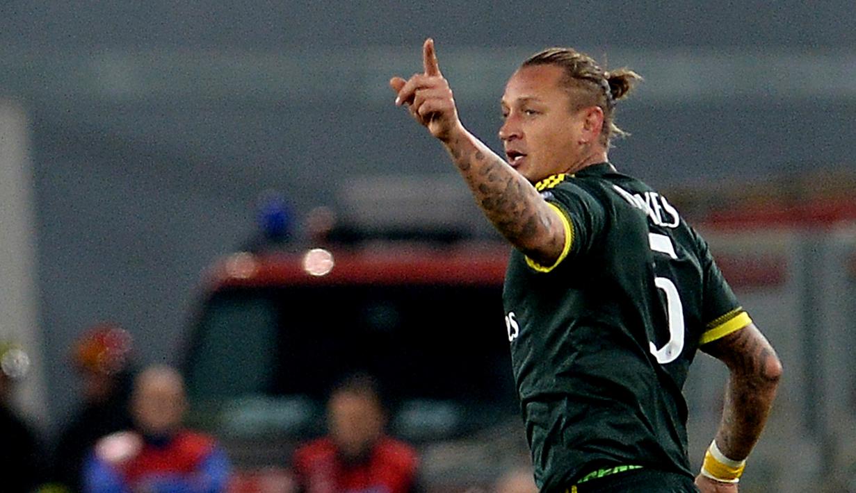 Selebrasi pemain AC Milan, Philippe Mexes, setelah mencetak gol kedua ke gawang Lazio dalam lanjutan Serie A Italia di Stadion Olimpico, Roma, Senin (2/11/2015) dini hari WIB. (AFP Photo/Tiziana Fabi)