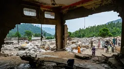 Operasi pencarian dan penyelamatan terhadap warga yang terjebak reruntuhan masih terus dilakukan. (Abdul MAJEED/AFP)