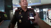 Kepala Kejaksaan Tinggi Sulawesi Selatan, Firdaus Dewilmar mengaku pusing dengan adanya masalah yang menimpa anggotanya sehingga harus berurusan dengan Jamwas Kejagung (Liputan6.com/ Eka Hakim)