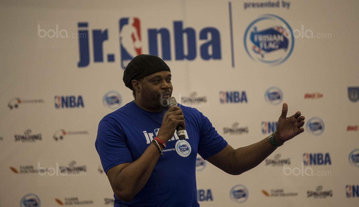 Legenda NBA, Sam Perkins, memberi instruksi saat National Training Camp Junior NBA di Pluit Village, Jakarta, Minggu (10/9/2017). Sebanyak 16 pebasket terbaik akan diberangkatkan ke China untuk nonton langsung laga NBA. (Bola.com/Vitalis Yogi Trisna)