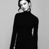 "Dan aku kayak insecure banget 'gimana nih, gimana' I mean in entertainment obviously kita peduli ya. Ada nanti orang bilangnya aku gemuk atau apa, tapi berat badan itu gak turun-turun," ujar Raline di acara Wardah 25 Beauty Fest, Minggu (4/10). (Instagram/ralineshah)