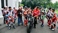 Presiden Jokowi saat akan menunggangi motor kustomnya dihadapan pembalap MotoGP. (Foto: Lukas - Biro Pers Sekretariat Presiden)