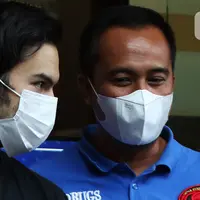 Aktor Rizky Nazar dihadirkan saat konferensi pers terkait penyalahgunaan narkotika di Polres Metro Jakarta Selatan, Rabu (15/12/2021). Rizky Nazar ditetapkan sebagai tersangka dengan barang narkotika jenis ganja dengan berat masing-masing 0,30 gram dan 0,61 gram. (Liputan6.com/Herman Zakharia)