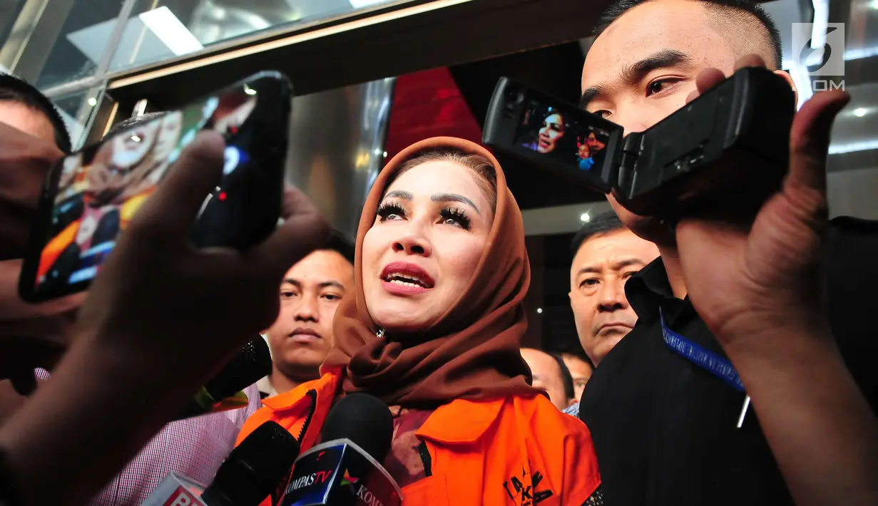 Wali Kota Tegal Siti Masitha menjawab pertanyaan awak media usai menjalani pemeriksaan di Gedung KPK, Jakarta, Rabu (30/8). Sebelumnya, Bunda Sitha terjaring operasi tangkap tangan (OTT) KPK yang dilakukan di Balai Kota Tegal. (Liputan6.com/Helmi Afandi)