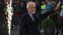 Presiden Napoli, Aurelio De Laurentiis, melambaikan tangan di depan upacara penyerahan trofi untuk Juara Italia setelah pertandingan Serie A Italia antara Napoli dan Cagliari di stadion Diego Armando Maradona di Naples, Sabtu dini hari WIB (24-5-2025). (Carlo Hermann/AFP)