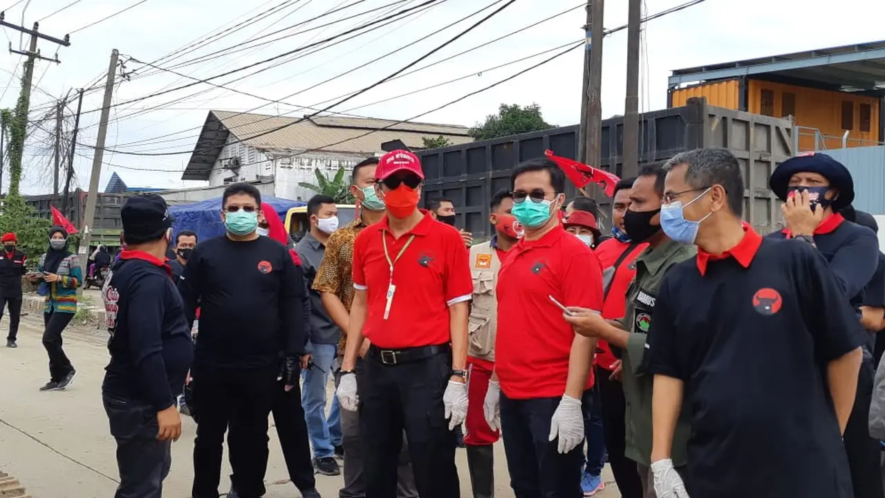Menkumham sekaligus kader PDI Perjuangan Yasonna Laoly ikut bersihkan Kali Dadap