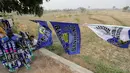 Seorang pedagang atribut santai menunggu pembeli dagangannya di Stadion Si Jalak Harupat, Bandung, Sabtu (24/10/2015). (Bola.com / Nicklas Hanoatubun)