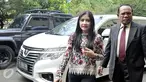 Pesinetron muda, Prilly Latuconsina didampingi pengacaranya mendatangi Polda Metro Jaya, Jakarta, Jumat (31/7/2015). Kedatangannya untuk melaporkan kasus foto bugil mirip dirinya yang beredar di dunia maya. (Liputan6.com/Panji Diksana) 