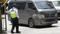 Mobil van ini diduga membawa jasad Kim Jong-nam dari Kuala Lumpur Hospital ke KLIA untuk diterbangkan ke China (AP/Daniel Chan)