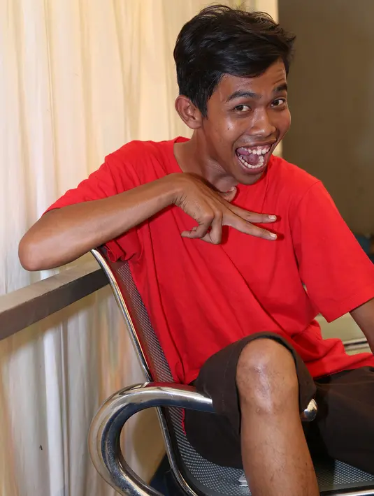  "Pas Lagi bengong di lapangan, saya tersambar petir. Setelah itu jadi kayak punya kekuatan. Tangan saya bisa panjang, bisa lari cepat," papar Dede. (Galih W. Satria/Bintang.com)