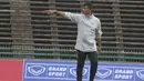 Pelatih Timnas Indonesia U-22, Indra Sjafri, saat latihan jelang laga final Piala AFF U-22 2019 di Olympic Stadium, Phnom Penh, Kamboja, Senin (25/2/2019). Indonesia akan melawan Thailand. (Bola.com/Zulfirdaus Harahap)