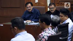 Terdakwa penerimaan gratifikasi dari berbagai pihak selama menjabat sebagai Gubernur Kepulauan Riau pada kurun waktu 2016-2019, Nurdin Basirun menyimak keterangan saksi-saksi saat menjalani sidang lanjutan Pengadilan Tipikor Jakarta, Kamis (19/12/2019). (Liputan6.com/Helmi Fithriansyah)