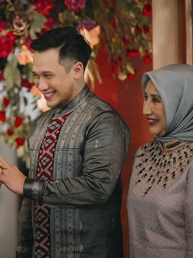 6 Potret Tampan Sandy Nasution, Suami Dian Pelangi