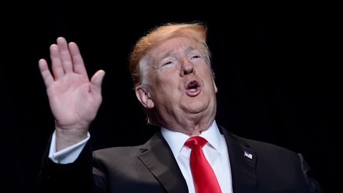 Presiden Amerika Serikat Donald Trump saat tiba dalam acara National Prayer Breakfast di Washington, 7 Februari 2019. Presiden AS ke-45 yang kontroversial ini menjabat pada 2017 hingga 2020, sebelum akhirnya kini digantikan oleh Joe Biden. (Photo by Brendan Smialowski/AFP)