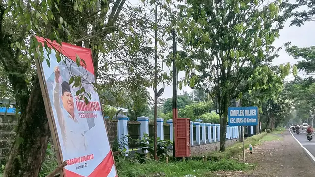 Baliho bergambar Prabowo Subianto dan bertuliskan, "Untuk Indonesia Terus Maju" terpasang di kompleks TNI AU. (Twitter @Paltiwest)