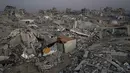 Sebuah tenda milik keluarga Magdi Arafat berdiri di antara reruntuhan rumah-rumah di lingkungan Al-Zaytoun, Kota Gaza, Jumat 27 November 2025. Gencatan senjata fase pertama resmi berlaku sejak 10 Oktober 2025, banyak warga Palestina di Jalur Gaza meninggalkan tempat pengungsian untuk kembali ke rumah mereka. (AP Photo/Jehad Alshrafi)