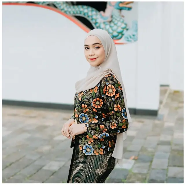 6 Detail Ria Ricis dalam Balutan Kebaya Floral yang Memukau, Asyik Liburan di Jogja