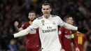 Penyerang Real Madrid, Gareth Bale, melakukan selebrasi usai membobol gawang AS Roma pada laga Liga Champions di Stadion Olimpico, Roma, Selasa (27/11). AS Roma takluk 0-2 dari Real Madrid. (AP/Gregorio Borgia)