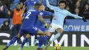 Gelandang Manchester City, Leroy Sane, berusaha melewati pemain Leicester City pada laga Premier League di Stadion King Power, Sabtu (18/11/2017). Manchester City menang 2-0 atas Leicester City. (AP/Rui Vieira)