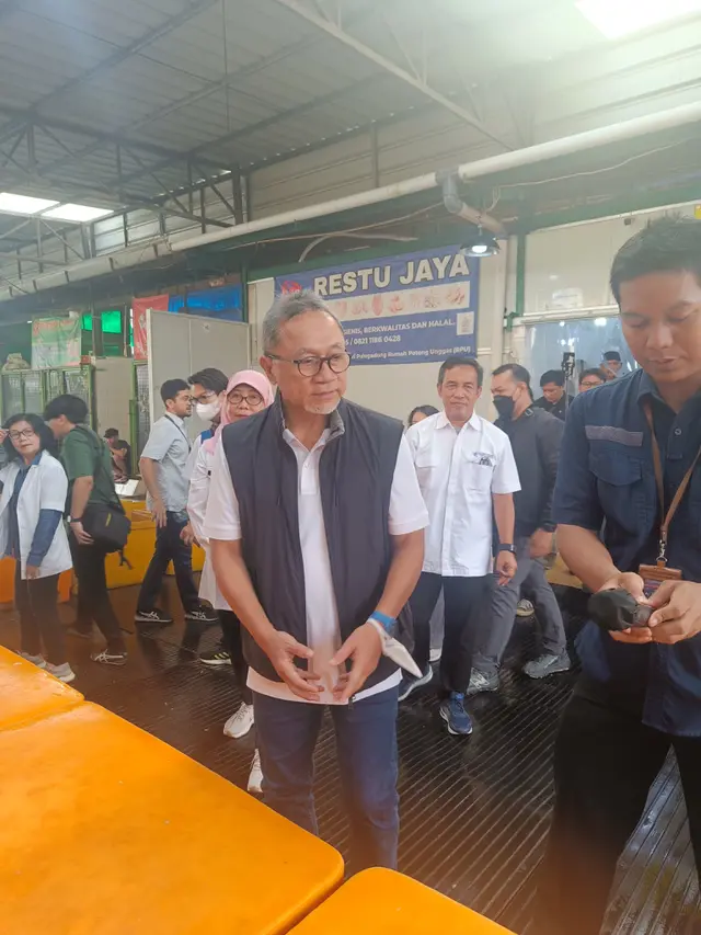 Menteri Perdagangan (Mendag) Zulkifli Hasan mengunjungi Rumah Potong Hewan Unggas (RPHU) Rawa Kepiting, di Kawasan Industri Pulogadung, Jakarta, Sabtu (4/5/2024). (Arief/Liputan6.com)