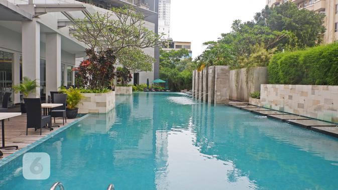 Kolam renang di eL Hotel Royale Jakarta, Kelapa Gading. (Liputan6.com/Asnida Riani)