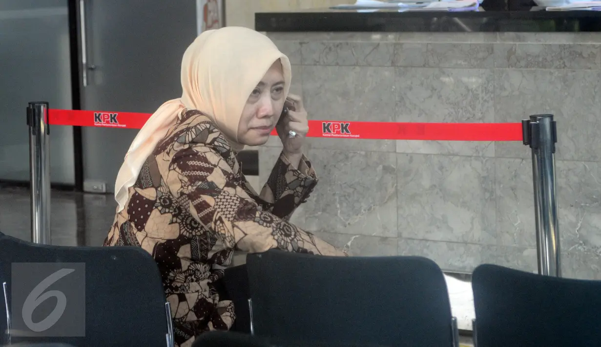Panitera PN Jakarta Utara Rina Pertiwi berada di ruang tunggu Gedung KPK, Jakarta, Selasa (2/8). Rina menjalani pemeriksaan sebagai saksi kasus suap penanganan perkara pidana asusila yang menyeret nama pendangdut Saipul Jamil. (Liputan6.com/Helmi Afandi)